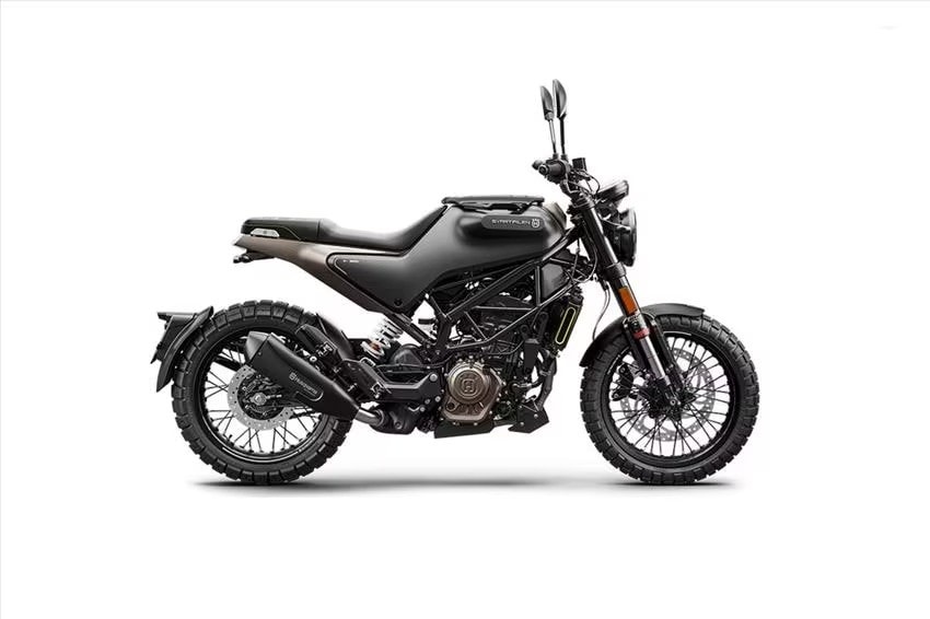 <div class='descrGalleryTitle'>Husqvarna Svartpilen 125</div><div class='descrGalleryText'><p>Se il Caballero è la scrambler pura di turno, la&nbsp;<a href="https://www.dueruote.it/moto-scooter/husqvarna/husqvarna-svartpilen-125/">Svartpilen 125</a>&nbsp;è un ibrido con la naked vera e propria; unisce elementi dell’uno e dell’altro genere: di scrambler ha le <b>ruote a raggi</b> e la gommatura di serie, ma <b>l’anteriore è da 17”</b>. Presenta poi un design caratteristico e moderno, con una presenza scenica da moto di cilindrata superiore. Particolari curati, con <b>forcella WP rovesciata da 43</b> e mono ammortizzatore con leveraggio. E infatti, la si paga cara: 5.610 euro.</p>
</div>